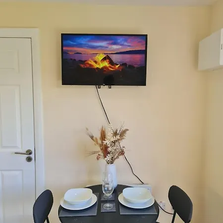 Cosy Self Contained Space Near Airport دبلن