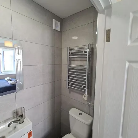 Cosy Self Contained Space Near Airport Apartmán *
